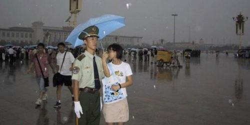 女孩给军人打伞的照片,伞下共度雨季